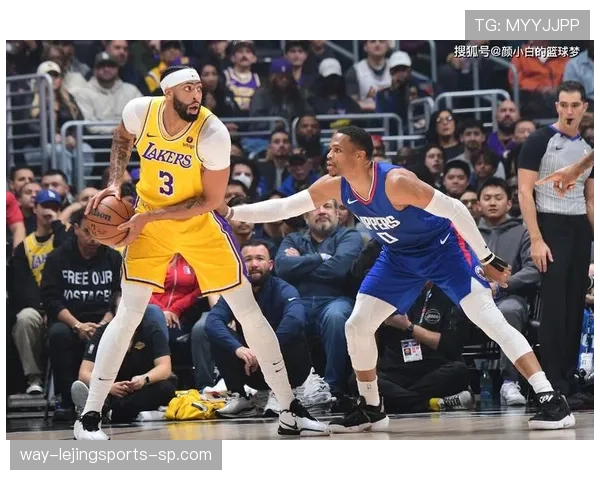拉贾·朗多利用挡拆造杀伤，提升湖人关键时刻进攻效率