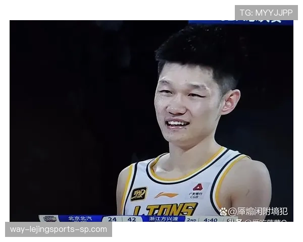 胡金秋连喝个奶茶都这么讲究，普通人估计要看着瘾哭了